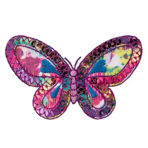 Peut inclure: Un papillon rose, violet et bleu avec des ailes pailletées. Le papillon est brodé d'un motif floral.
