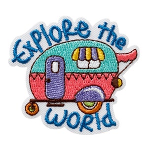 Könnte beinhalten: Gestickter Bügelaufkleber mit einem bunten Wohnwagen und dem Text "Explore the World".