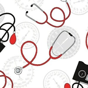 Könnte beinhalten: Ein sich wiederholendes Muster medizinischer Instrumente auf weißem Hintergrund. Das Design zeigt rote Stethoskope, schwarze Blutdruckmanschetten und graue Blutdruckmessgeräte mit weißer Beschriftung. Die Messgeräte zeigen Messungen bis zu 300 an.
