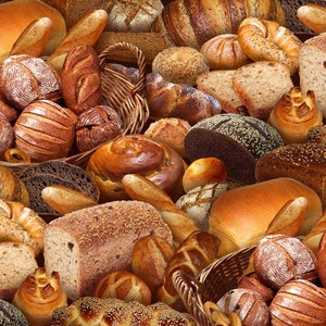 Può includere: Una varietà di pane e pasticceria appena sfornati, tra cui pagnotte, panini e croissant. L'assortimento presenta diverse forme, dimensioni e consistenze, con croste dorate e dettagli invitanti. È visibile anche un cestino di vimini.