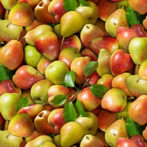 Op de afbeelding: Een close-up afbeelding van een grote stapel rijpe peren. De peren zijn een mix van groen en rood, sommige hebben een blos van roze. De peren zijn in een willekeurig patroon gerangschikt, met sommige die elkaar overlappen.