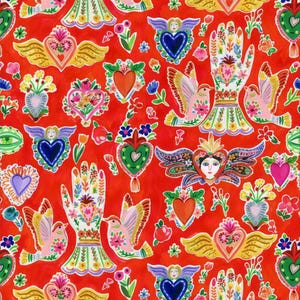 Könnte beinhalten: Ein leuchtend rotes Stoffmuster mit sich wiederholenden Illustrationen von geflügelten Herzen, blumengeschmückten Händen und kleinen Vögeln. Das Design enthält bunte Herzen in Blau, Grün und Pink sowie kleine Blumen und dekorative Motive.