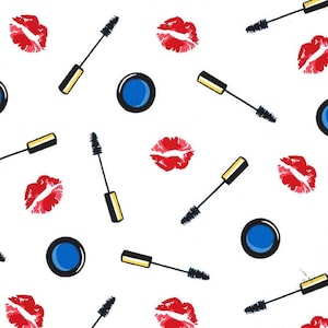 Weißer Baumwollstoff mit Make-Up Print aus Lippenabdrücken, Mascara-Bürsten und blauen Lidschattenkreisen.