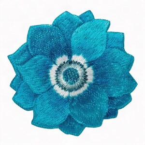 Può includere: Una toppa ricamata circolare raffigurante un fiore stilizzato con petali di un vibrante blu turchese. Il centro del fiore è dettagliato con un anello bianco che circonda un nucleo blu scuro, creando un design floreale strutturato ad alto contrasto.