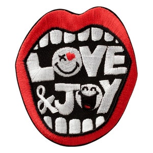 Könnte beinhalten: Ein roter gestickter Aufnäher mit schwarzem Hintergrund und weißen Nähten. Der Aufnäher zeigt einen großen Mund mit Zähnen und die Worte "LOVE & JOY" mit Smiley-Gesichtern.