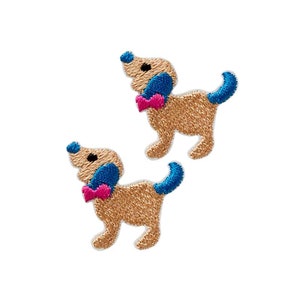 Può includere: Due toppe ricamate da stirare di cani marroni con orecchie e code blu e fiocchi rosa.