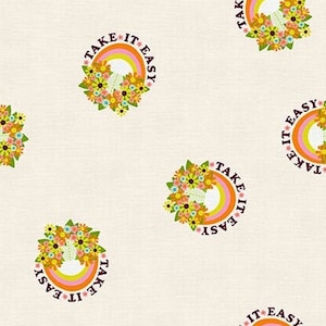 Könnte beinhalten: Ein weißer Stoff mit einem sich wiederholenden Muster aus bunten Regenbögen und Blumen mit dem Text "Take it easy" um jeden Regenbogen.