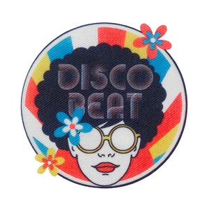 Könnte beinhalten: Ein runder, bunter Patch mit Retro-Design. Er zeigt eine Frau mit Afro-Frisur, die runde Sonnenbrillen trägt und eine Blume hinter dem Ohr hat. Der Text "DISCO BEAT" ist in einer stilisierten Schrift geschrieben.