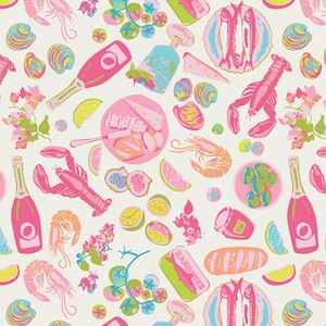 Op de afbeelding: Een grillig patroon met illustraties van eten en drinken. Roze champagneflessen, kreeften, garnalen, kaas en sardines zijn verspreid over een crèmekleurige achtergrond. Accentkleuren van groen, geel en blauw voegen kleuraccenten toe aan het ontwerp.