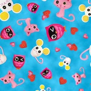 Könnte beinhalten: Ein blauer Stoff mit einem sich wiederholenden Muster aus rosa Katzen, weißen Mäusen und rosa Eulen mit schwarzen Augen. Der Hintergrund ist hellblau. Das Muster ist fantasievoll und verspielt.