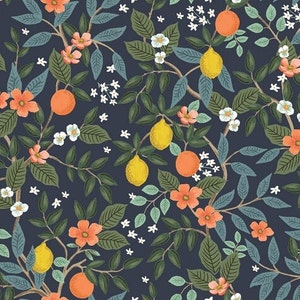 Könnte beinhalten: Ein sich wiederholendes Muster mit Zweigen mit Orangen, Zitronen, grünen Blättern, orangefarbenen Blüten und kleinen weißen Blüten auf einem dunkelblauen Hintergrund. Das Design hat einen Vintage- und botanischen Look.