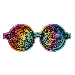 Op de afbeelding: Een paar ronde, tie-dye zonnebrillen met zwarte geborduurde ontwerpen. De linkerlens heeft een zon en golven, terwijl de rechterlens een maan en sterren heeft.