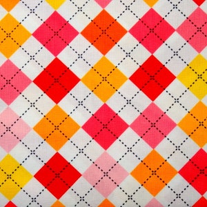 Könnte beinhalten: Ein weißer Stoff mit einem sich wiederholenden Muster aus roten, orangen, gelben und rosafarbenen Rauten. Die Rauten sind mit schwarzen gestrichelten Linien umrandet.