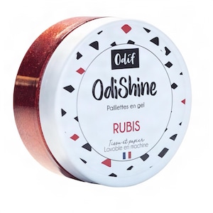 Peut inclure: Un pot rond de gel Odif OdiShine avec des paillettes rouges. Le couvercle blanc porte les inscriptions Odif, OdiShine, Paillettes en gel, RUBIS, ainsi que Tissu et papier, Lavable en machine, avec des motifs géométriques noirs et rouges.