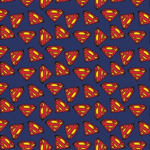 Könnte beinhalten: Ein nahtloses Muster mit einem sich wiederholenden Design des Superman-Logos. Das Logo ist rot und gelb auf blauem Hintergrund.