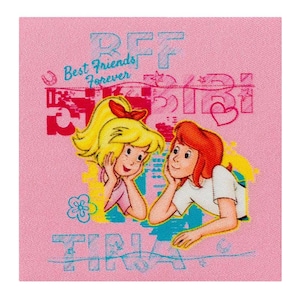 Op de afbeelding: Roze stoffen patch met twee cartoon meisjes, een met blond haar en een met rood haar, met de tekst "BFF Best Friends Forever" en "TINA" in een kleurrijke grafische stijl.