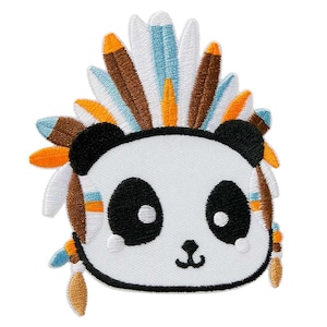 Può includere: Toppa ricamata da stirare con un orso panda bianco che indossa un copricapo colorato con piume. Il panda ha occhi neri e un naso nero.