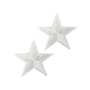 Op de afbeelding: Twee witte geborduurde sterren, perfect om een ​​toets van glans toe te voegen aan knutselwerk, kleding of woonaccessoires.