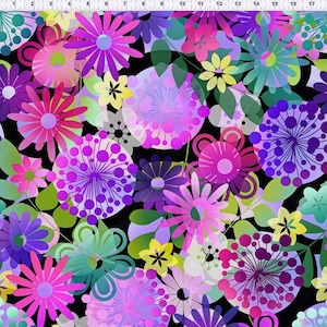 Peut inclure: Un motif de tissu présentant un arrangement dense de fleurs stylisées dans des tons vifs de magenta, violet, bleu sarcelle et jaune sur un fond noir, avec une règle visible sur le bord supérieur indiquant des mesures en centimètres.