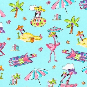 Könnte beinhalten: Ein blauer und weißer Stoff mit einem sich wiederholenden Muster aus rosa Flamingos am Strand. Die Flamingos tragen Sonnenbrillen und einige halten Regenschirme. Das Muster enthält Palmen, Sandburgen und Muscheln.
