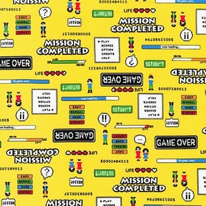 Könnte beinhalten: Ein gelber Hintergrund mit einem sich wiederholenden Muster aus pixelartigen Spielgrafiken. Die Grafiken beinhalten die Wörter "Mission erfüllt", "Game Over", "Start", "Leben" und "Einfach", "Normal", "Schwer", "Experte".