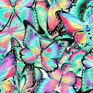 Op de afbeelding: Een levendig patroon van kleurrijke vlinders in tinten turquoise, roze, paars en geel. De vlinders zijn gelaagd, waardoor een dynamisch en opvallend ontwerp ontstaat. De vleugels tonen ingewikkelde details.