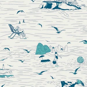 Baumwollstoff Algarve Shores mit Strandillustrationen, Möwen, Schwimmerin und Küstenlandschaft in Blau-Weiß.