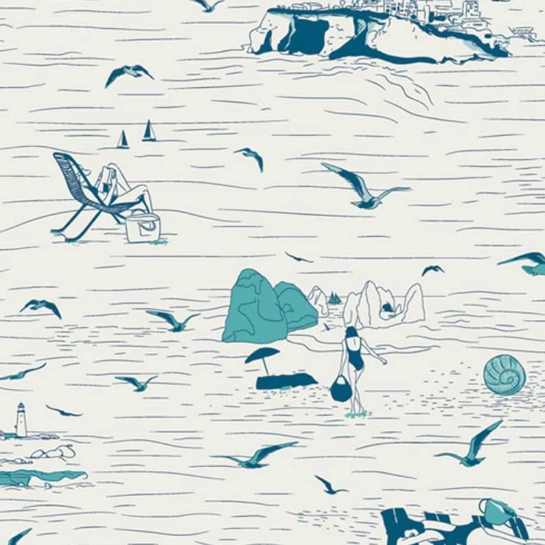 Baumwollstoff Algarve Shores mit Strandillustrationen, Möwen, Schwimmerin und Küstenlandschaft in Blau-Weiß.