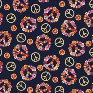 Könnte beinhalten: Ein sich wiederholendes Muster auf marineblauem Hintergrund mit Friedenszeichen und floralen Friedenszeichen. Die Friedenszeichen sind hellbraun, und die floralen Friedenszeichen bestehen aus roten, orangen, rosa und weißen Blumen.