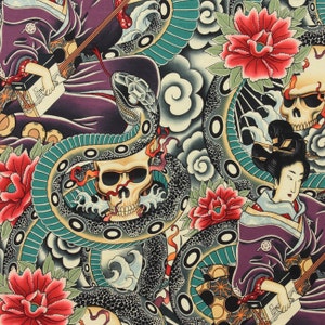 Könnte beinhalten: Ein farbenfroher Stoff mit japanisch inspiriertem Design, das einen Schädel, Schlangen, Blumen und eine Frau zeigt, die ein Musikinstrument spielt. Der Stoff ist eine Mischung aus Schwarz, Weiß, Rot, Grün und Gelb.