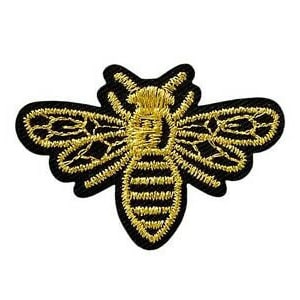 Könnte beinhalten: Ein gold gestickter Bienen-Patch mit schwarzem Stoff an den Rändern.