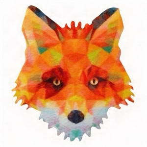 Könnte beinhalten: Ein Wanddekor in Form eines Fuchskopfes mit geometrischem Low-Poly-Design. Die Oberfläche besteht aus leuchtenden, mehrfarbigen dreieckigen Facetten in Orange, Rot, Gelb sowie blauen und grünen Akzenten, mit einer dunklen Nase und Augen.
