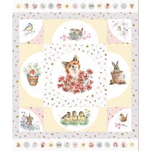 Op de afbeelding: Een gele en witte stof met een herhalend patroon van kleine bloemen en vogels. De stof is verdeeld in negen vierkanten, elk met een ander beeld van een bosdier. De afbeeldingen omvatten een vos, een konijn, een roodborstje, een blauwe gaaien, een winterkoning en eendjes. De stof is omgeven door een rand van kleine cirkels met verschillende afbeeldingen.