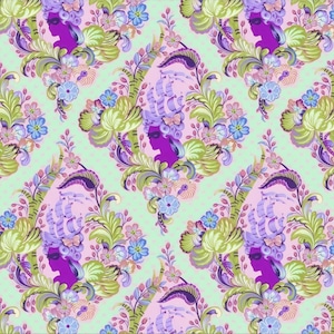 Puede incluir: Patrón repetitivo con una silueta púrpura de una mujer con un tocado ornamentado, rodeada de motivos florales y de hojas. El diseño incluye elementos rosas, verdes, azules y púrpuras sobre un fondo verde claro con pequeños puntos blancos.