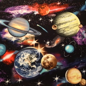 Può includere: Un tessuto colorato a tema spaziale con pianeti, stelle e galassie. Il tessuto presenta un pianeta blu con anelli, un pianeta giallo, un pianeta rosso e un pianeta verde. Il tessuto è perfetto per il quilting, l'artigianato e l'arredamento della casa.