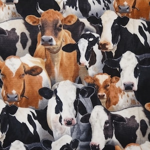 Könnte beinhalten: Ein Stoffmuster mit einer Nahaufnahme zahlreicher Kühe. Die Kühe zeigen eine Vielzahl von Farben, darunter Braun, Schwarz und Weiß. Das Bild ist dicht mit den Gesichtern und Körpern der Tiere gefüllt und erzeugt ein strukturiertes und detailliertes Design.