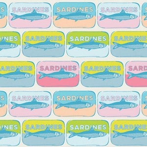 Op de afbeelding: Een herhalend patroon van sardineblikjes in pastelkleuren. Elk blikje toont een blauwe visillustratie en het woord "SARDINES". De achtergrond is lichtcrème van kleur. Het ontwerp doet denken aan pop-art.