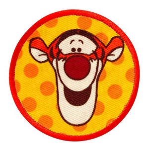 Könnte beinhalten: Ein runder, gelber und orangefarbener Stoff-Patch mit rotem Rand. Der Patch zeigt ein Cartoon-Bild von Winnie Puuh mit einer roten Nase und einem breiten Lächeln. Der Hintergrund ist ein gelber Stoff mit orangefarbenen Punkten.