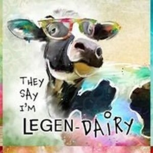 Kuh mit Brille und Schriftzug They say I’m legen-dairy – humorvolles Digitaldruckmotiv im Patchworkstil.