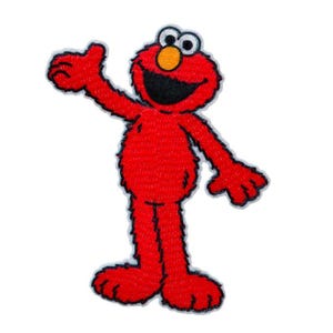 Può includere: Toppa di Elmo rossa con bocca nera, naso arancione e occhi bianchi e neri. Il personaggio di Sesame Street saluta con la mano destra. La toppa ha un bordo bianco e si trova su sfondo bianco.
