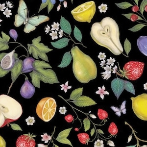 Könnte beinhalten: Ein schwarzer Hintergrund mit einem botanischen Muster aus verschiedenen Früchten, darunter aufgeschnittene Zitronen, Birnen, Feigen, Erdbeeren und Äpfel. Das Design enthält grüne Blätter, kleine weiße und rosa Blüten sowie zwei hellblaue Schmetterlinge.