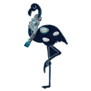 Pode incluir: Um flamingo de brim azul com manchas brancas e um cachecol azul e branco com lantejoulas. O flamingo está em pé em uma perna.
