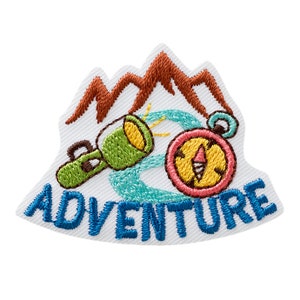 Op de afbeelding: Een geborduurde patch met een kompas, een zaklamp en bergen. De tekst "ADVENTURE" staat in het blauw onder de afbeeldingen.