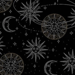 Puede incluir: Patrón celestial negro con soles, lunas, estrellas y líneas punteadas. Los soles tienen caras sonrientes y son de varios tamaños. Las lunas tienen forma de media luna con una cara. Las estrellas son pequeñas y en forma de diamante. El diseño es en blanco y dorado.