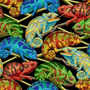 Könnte beinhalten: Ein lebendiges Muster mit zahlreichen Chamäleons in verschiedenen Farben, darunter Blau, Grün, Gelb und Rot. Die Chamäleons sitzen auf braunen Ästen vor einem schwarzen Hintergrund. Das Design ist detailliert und auffällig, geeignet für Stoffe oder Tapeten.