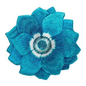 Può includere: Un fiore ricamato blu con un centro bianco e un anello verde attorno al centro. Il fiore ha più strati di petali.