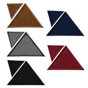 Könnte beinhalten: Vier Sätze Stoffdreiecke, jeder Satz mit einem größeren Dreieck und einem kleineren Dreieck darin. Die Sätze sind in Braun, Marineblau, Grau und Burgunderrot.