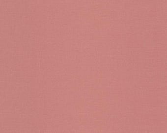Op de afbeelding: Een effen, oudroze stof met een zichtbare, fijnkorrelige geweven textuur. Het materiaal vertoont een consistente, matte afwerking over het gehele oppervlak, waarbij de verweven draden van het textiel in een egale, gedempte roze tint zichtbaar zijn.