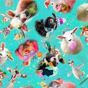 Op de afbeelding: Een turquoise achtergrond met een kleurrijk patroon van boerderijdieren die zonnebrillen en hoeden dragen. De dieren omvatten een koe, een varken, een schaap, een kip en een ezel.