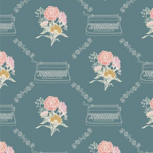 Op de afbeelding: Een naadloos patroon met een vintage typemachine en boeketten met roze, gele en perzikkleurige bloemen op een tealblauwe achtergrond.